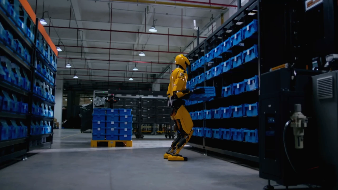 Human-like robot Kepler Forerunner has become more flexible and has learned to carry boxes