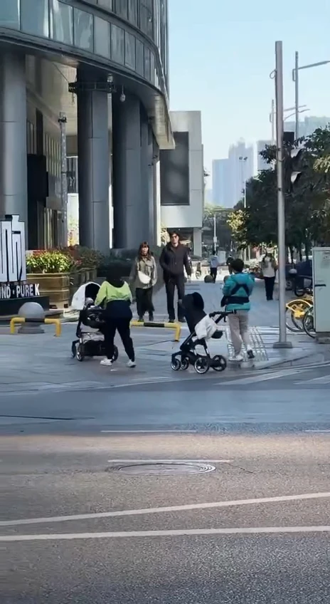 IBelieve 8S smart strollers in China drive on autopilot, can go uphill and avoid obstacles!