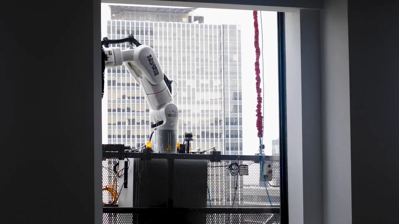 Manipulator robots have begun washing the windows of New York skyscrapers