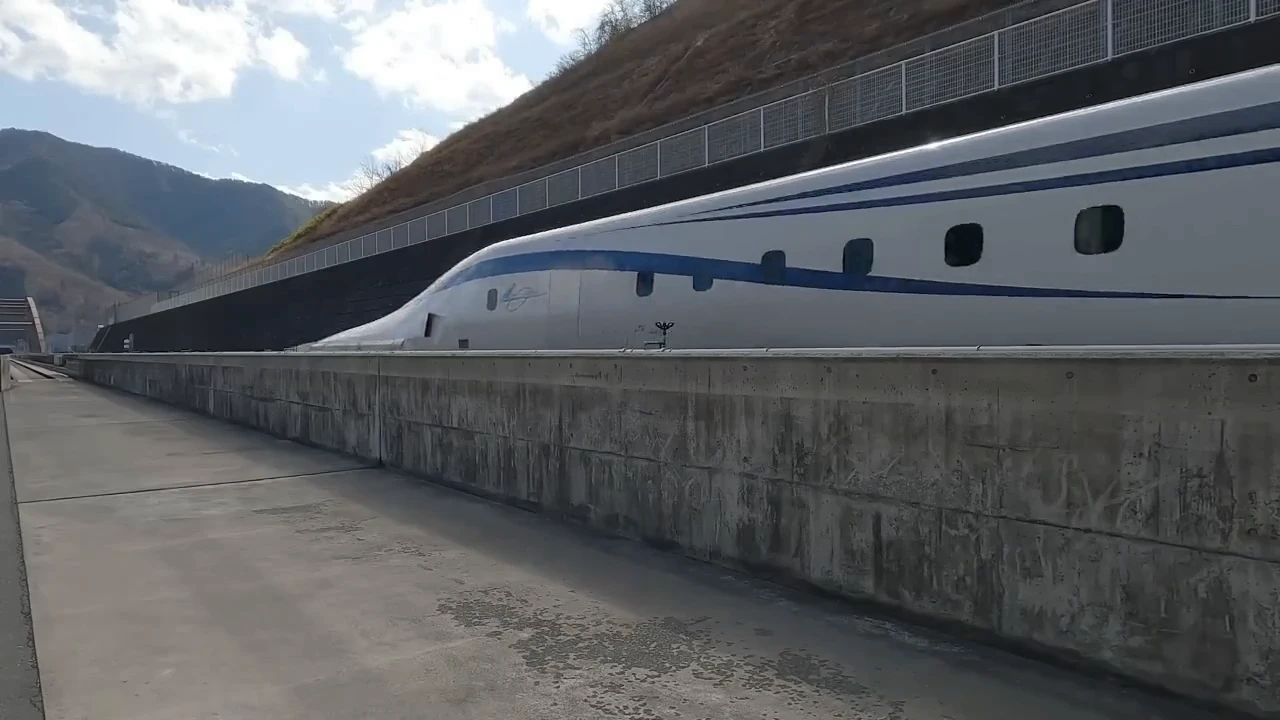Japan’s Bullet Train Hits 603 km/h – And You Can Barely See It Fly By