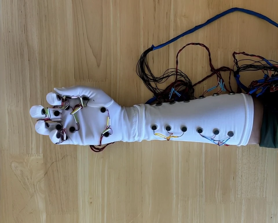 USC’s New VR Gloves Let You Touch the Metaverse