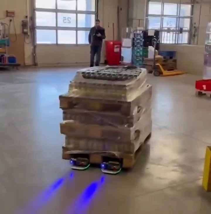 German start-up has created self-propelled robotic forklifts for warehouses