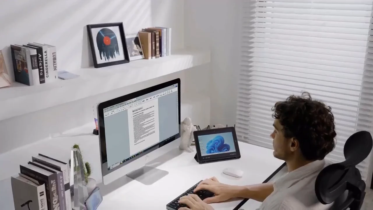Lunar's device combines a mini-PC with a folding keyboard