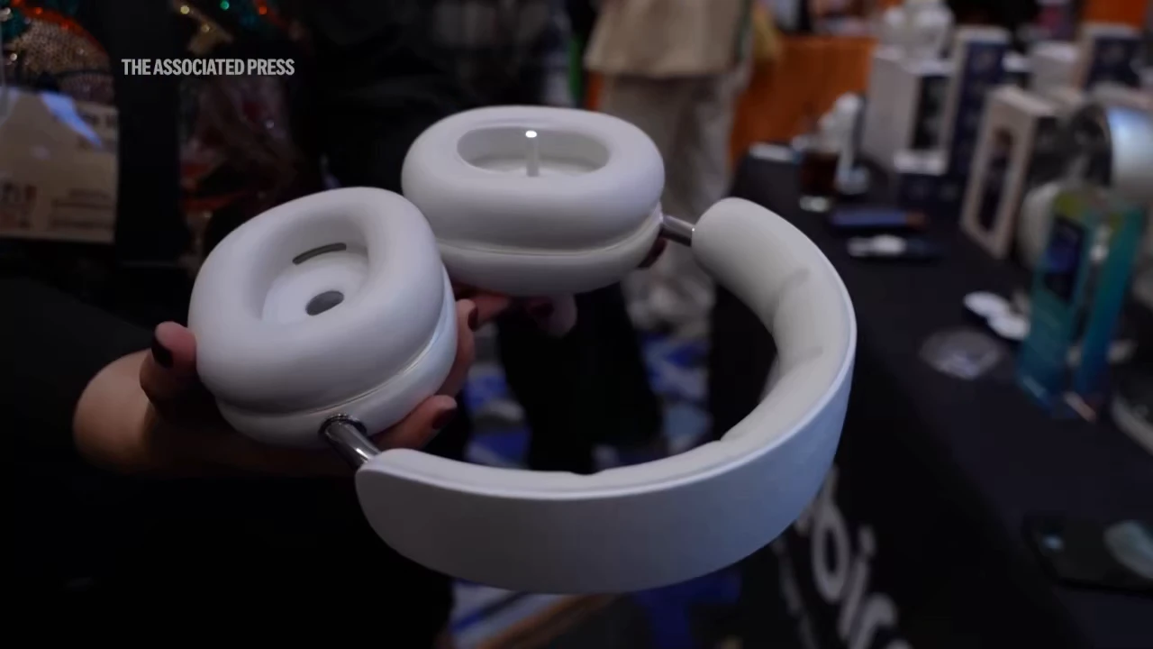  Bebird has released ear-cleaning headphones - instead of speakers, they contain a water cannon
