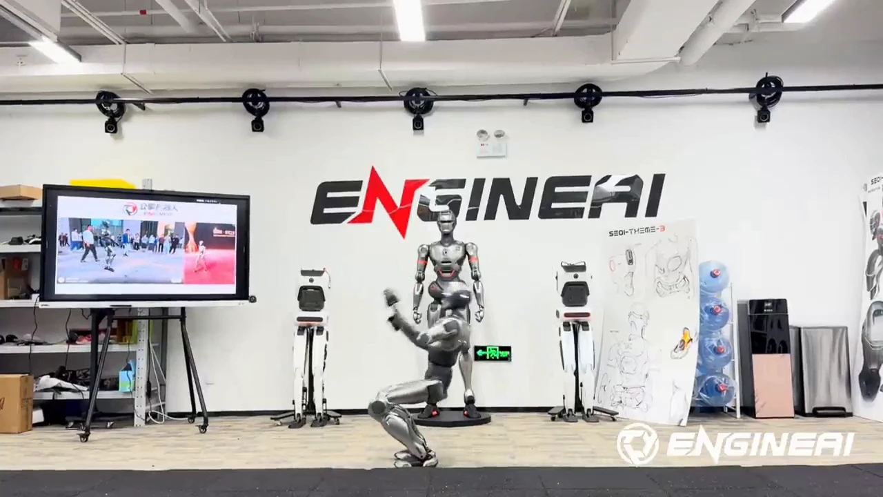 EngineAI unveiled the world's first humanoid that performs forward somersaults
