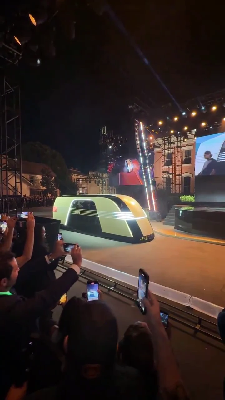 Ilon Musk unveiled the Robovan cyberpunk van