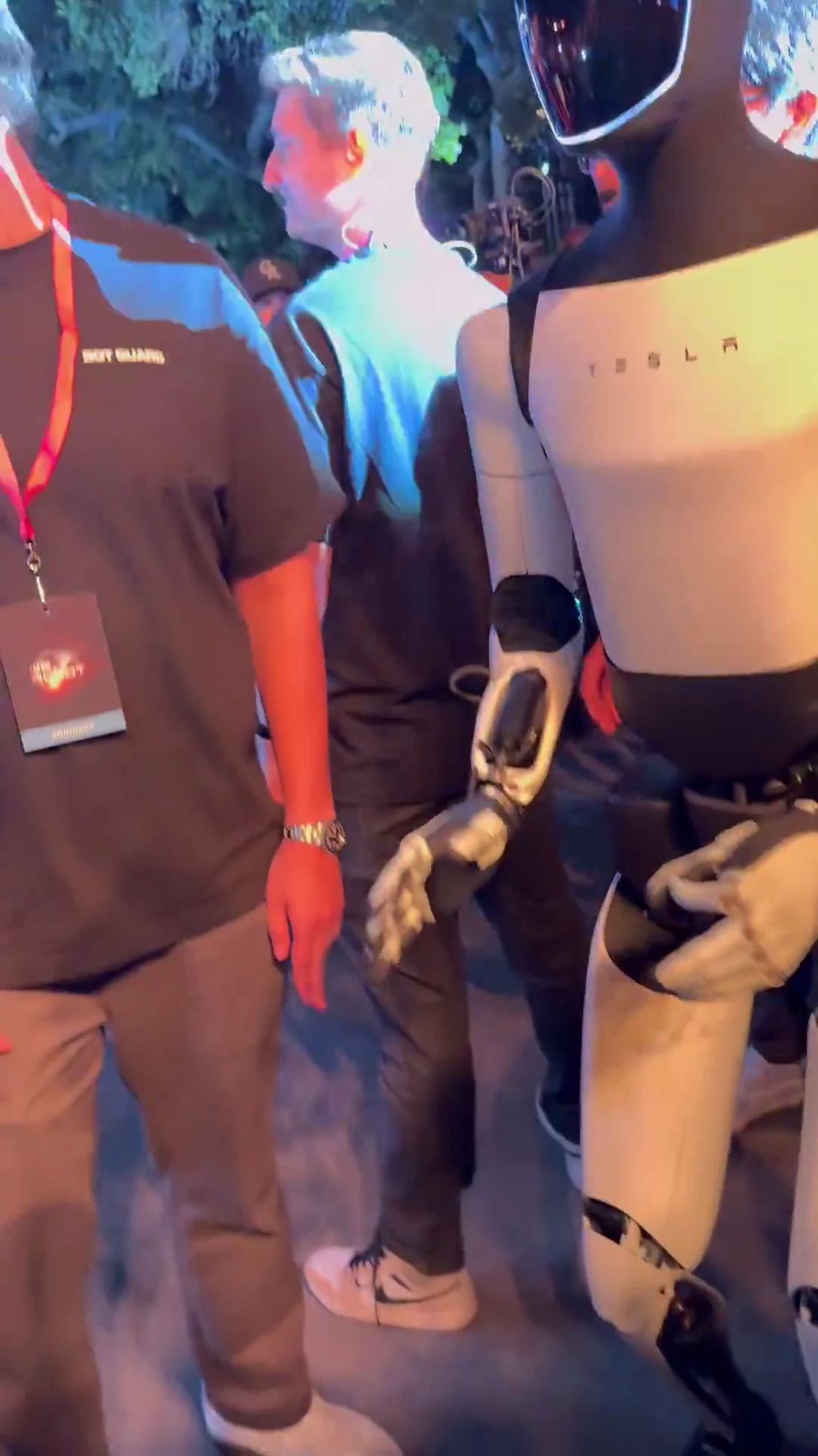 Tesla unveiled its Optimus robots