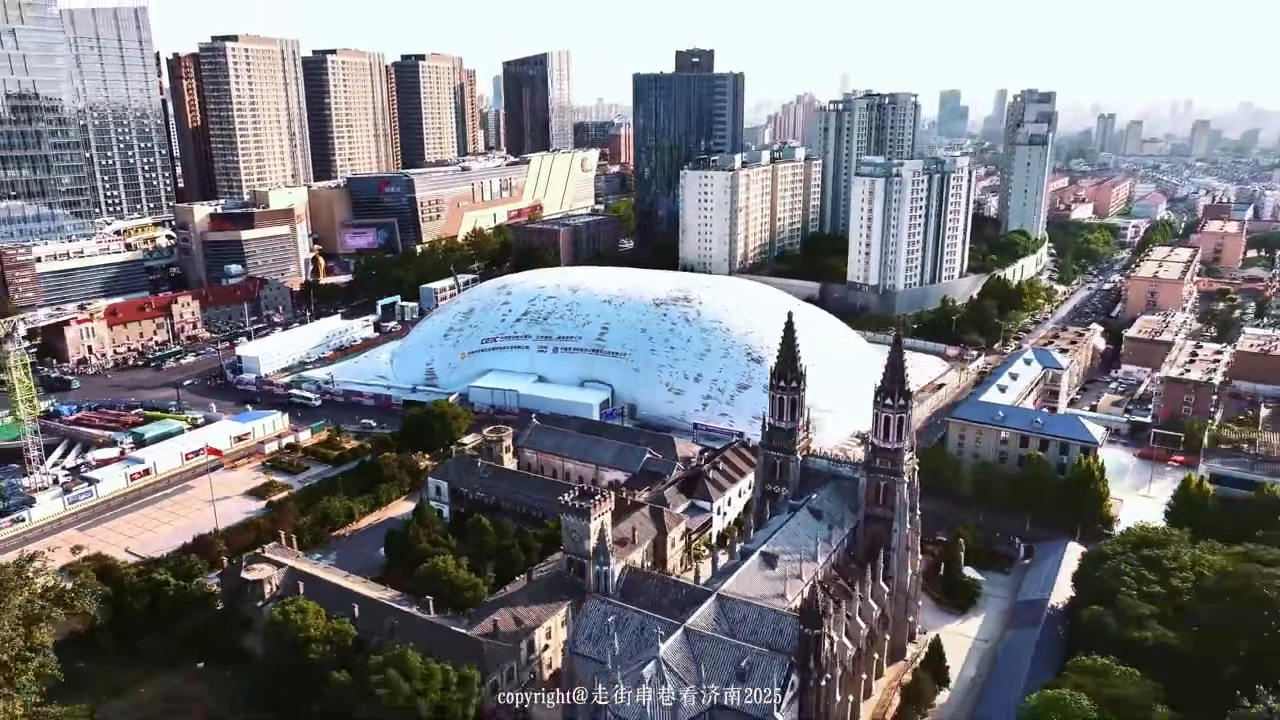 Smart Urban Building: Giant Air Dome Keeps Construction Quiet and Clean