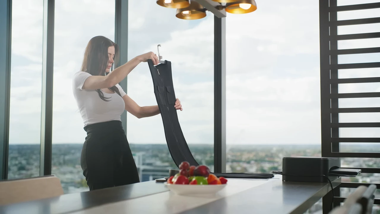 Meet Einsen: The First Automated Iron That Presses and Steams for Perfect Results