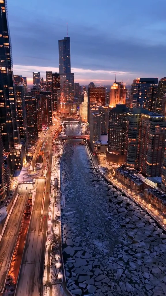 The first ice on the river in Chicago, USA