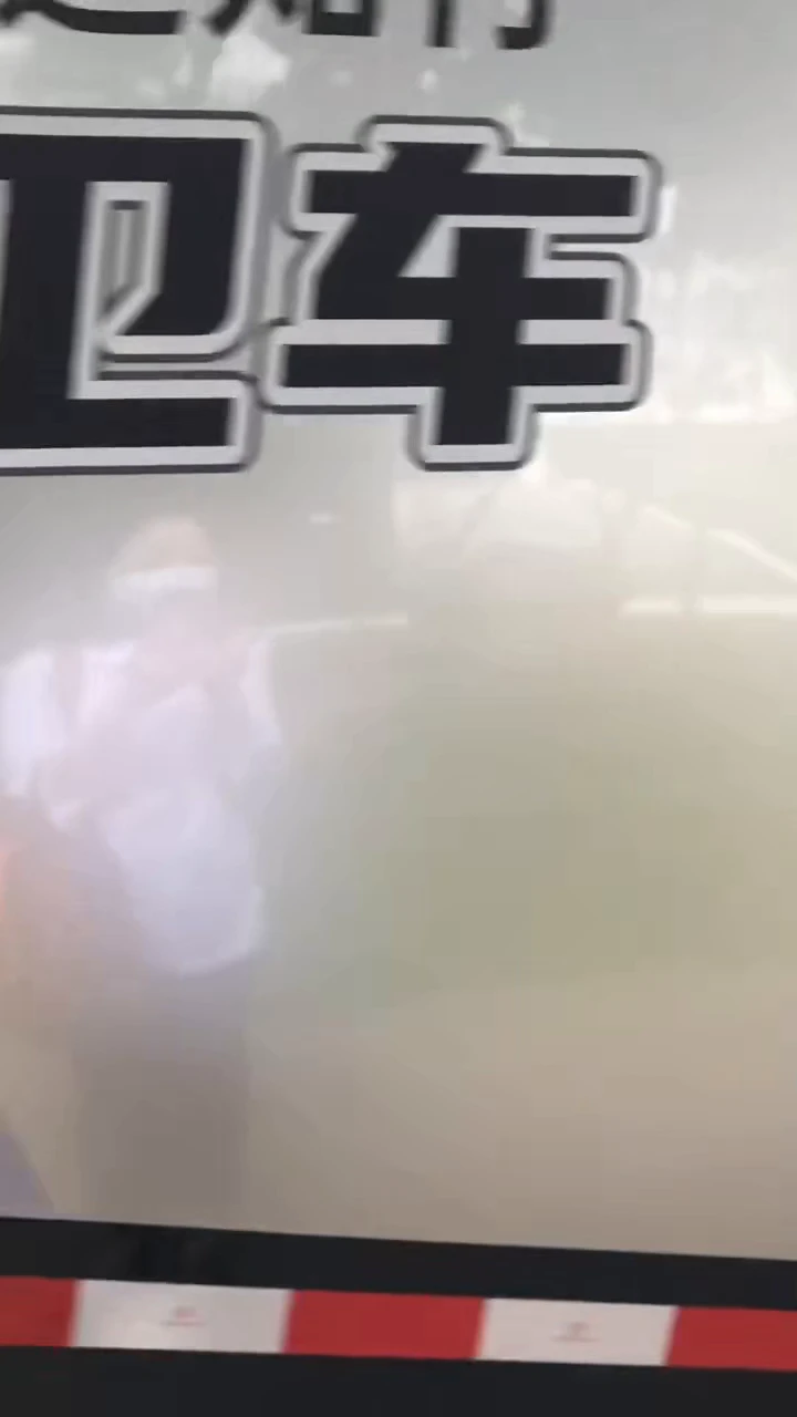 Robot cleaners like this are rolling around the streets of China