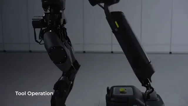 PUDU D9 robot showed its cleaning skills with a manual vacuum cleaner