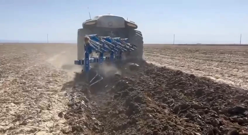 The Honghu T70 AI tractor has been introduced in China